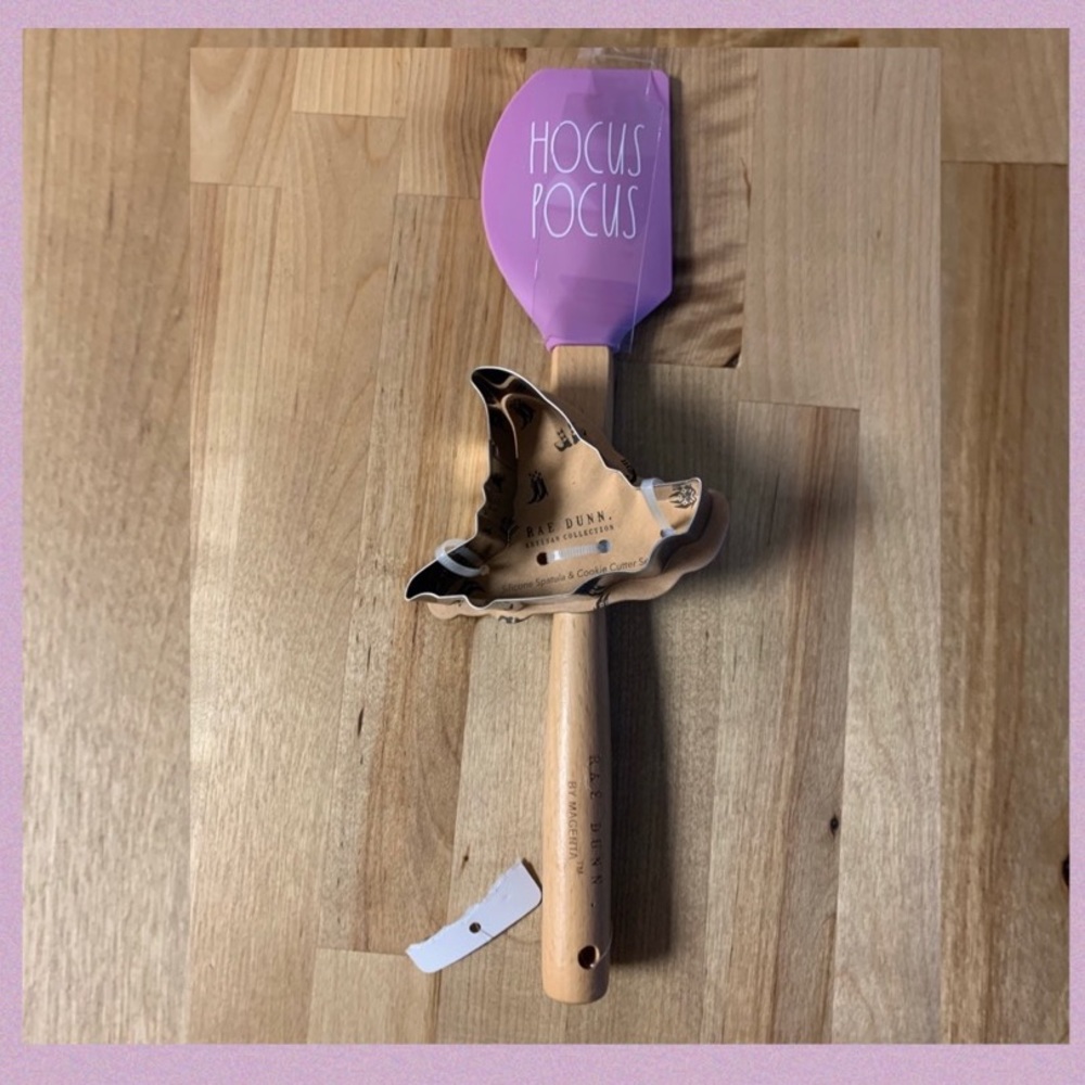 RAE DUNN โHOCUS POCUSโ SPATULA COOKIE CUTTER SET